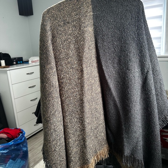 Women’s Two-Tone Fringe Shawl Wrap - Picture 2 of 4